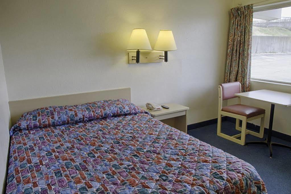 Super 8 By Wyndham Florence Εξωτερικό φωτογραφία